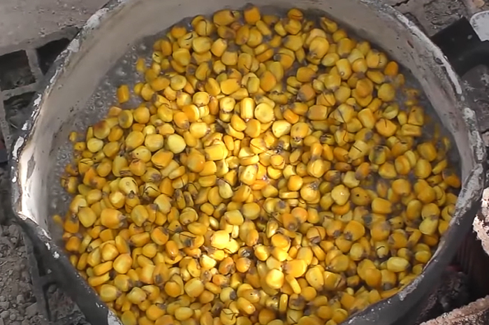 Pelar mote de maíz con cenizas