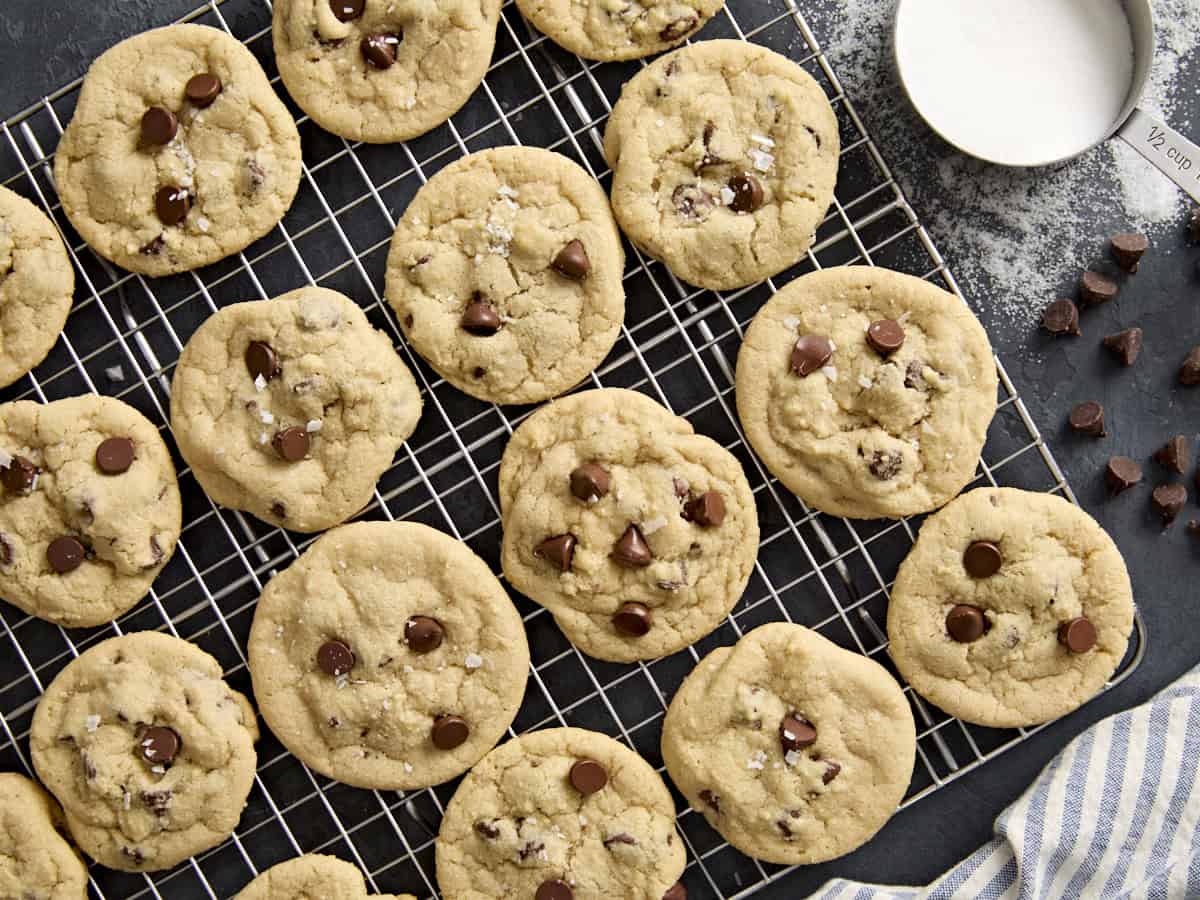 Vista aérea de galletas con chispas de chocolate en una rejilla para enfriar.