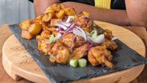 Funké Egberongbe's Suya Spice Chicken Alitas y plátano frito: hoy
