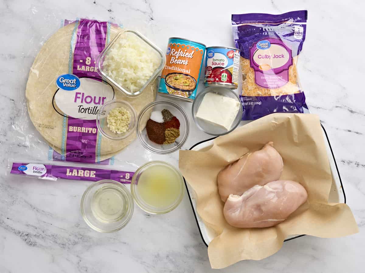 Los ingredientes para hacer chimichangas de pollo horneados caseros.