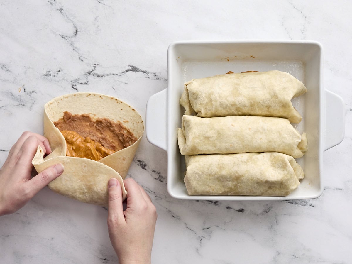 Una mano plegable chimichangas de pollo casero.