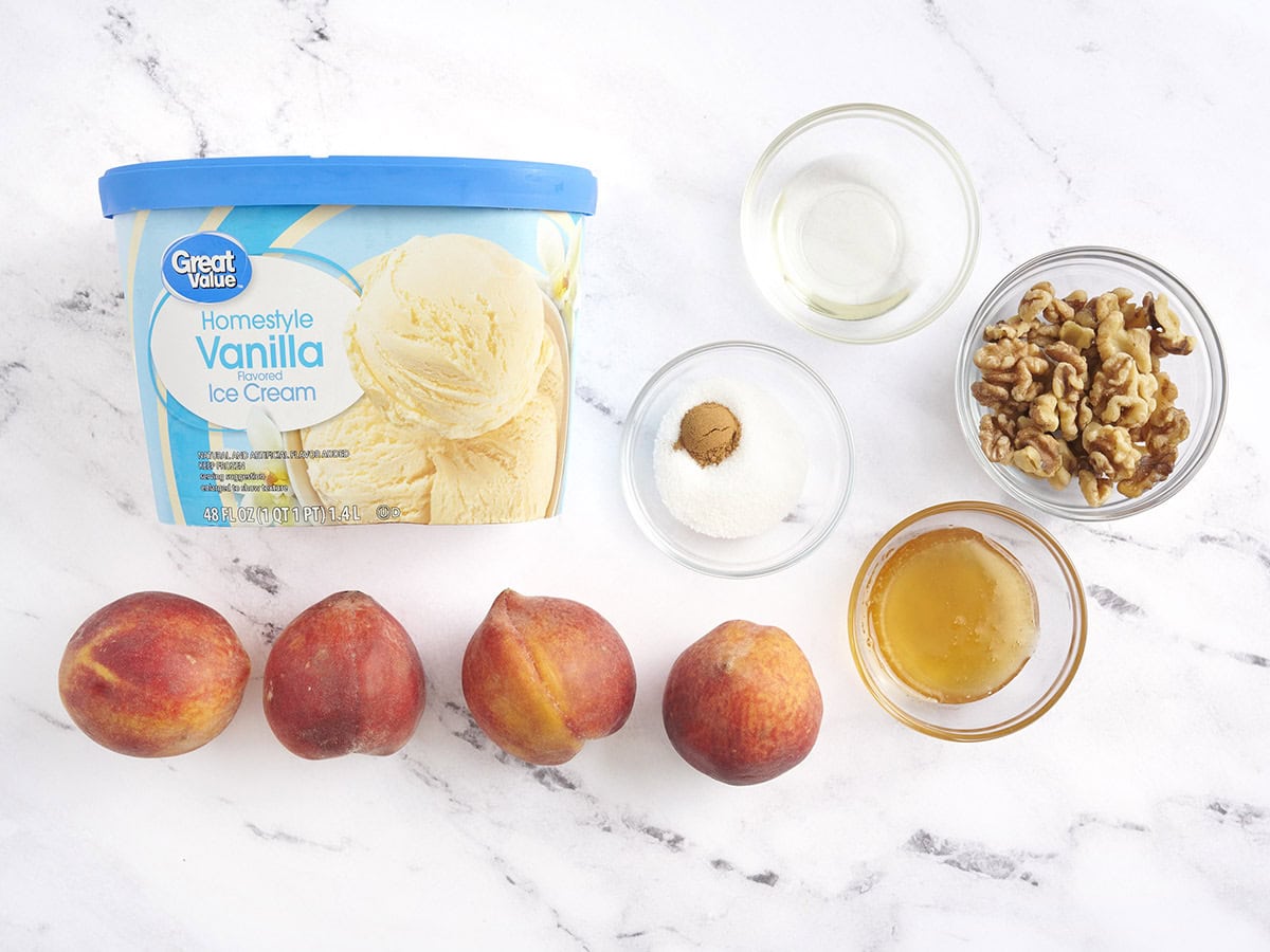 Los ingredientes para los duraznos y la crema a la parrilla.