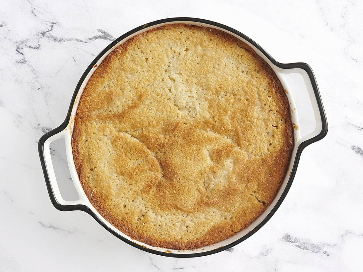 Vista superior de un zapatero de durazno terminado en un plato de horno.