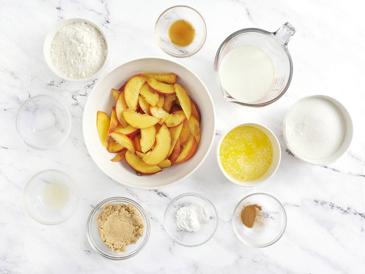 Los ingredientes para el zapatero de durazno.