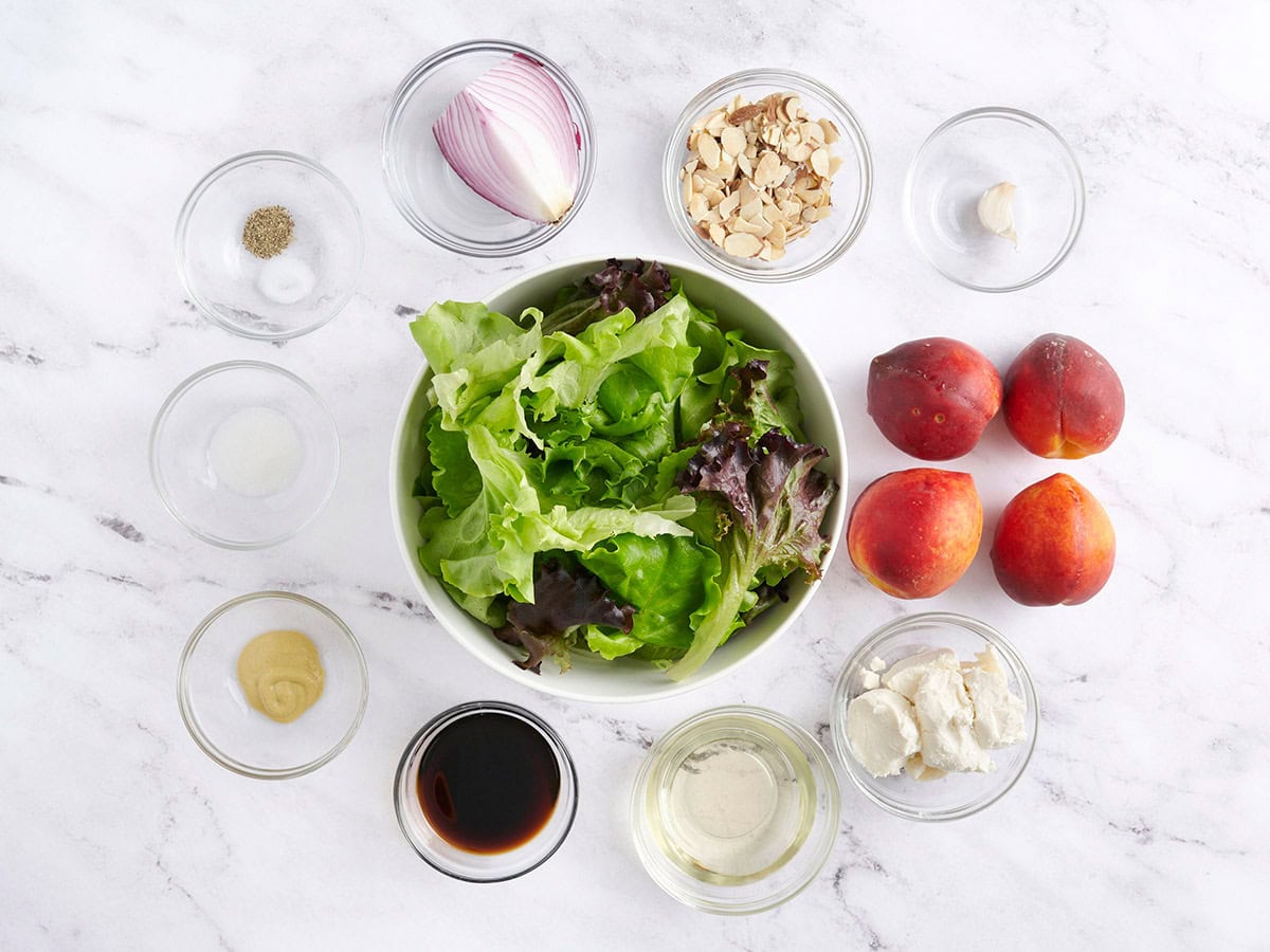 Los ingredientes para una ensalada de durazno a la parrilla.