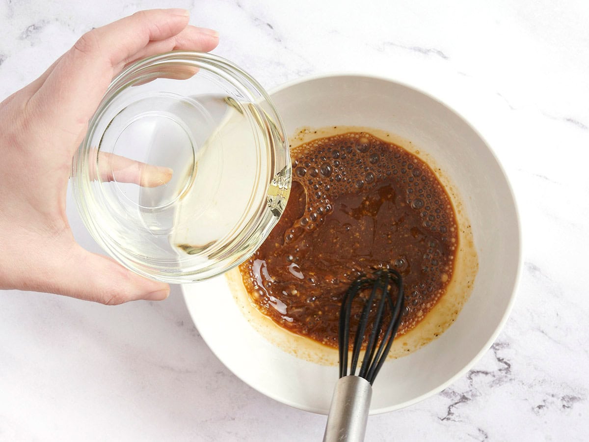 El aceite se transmite a una vinagreta balsámica casera.