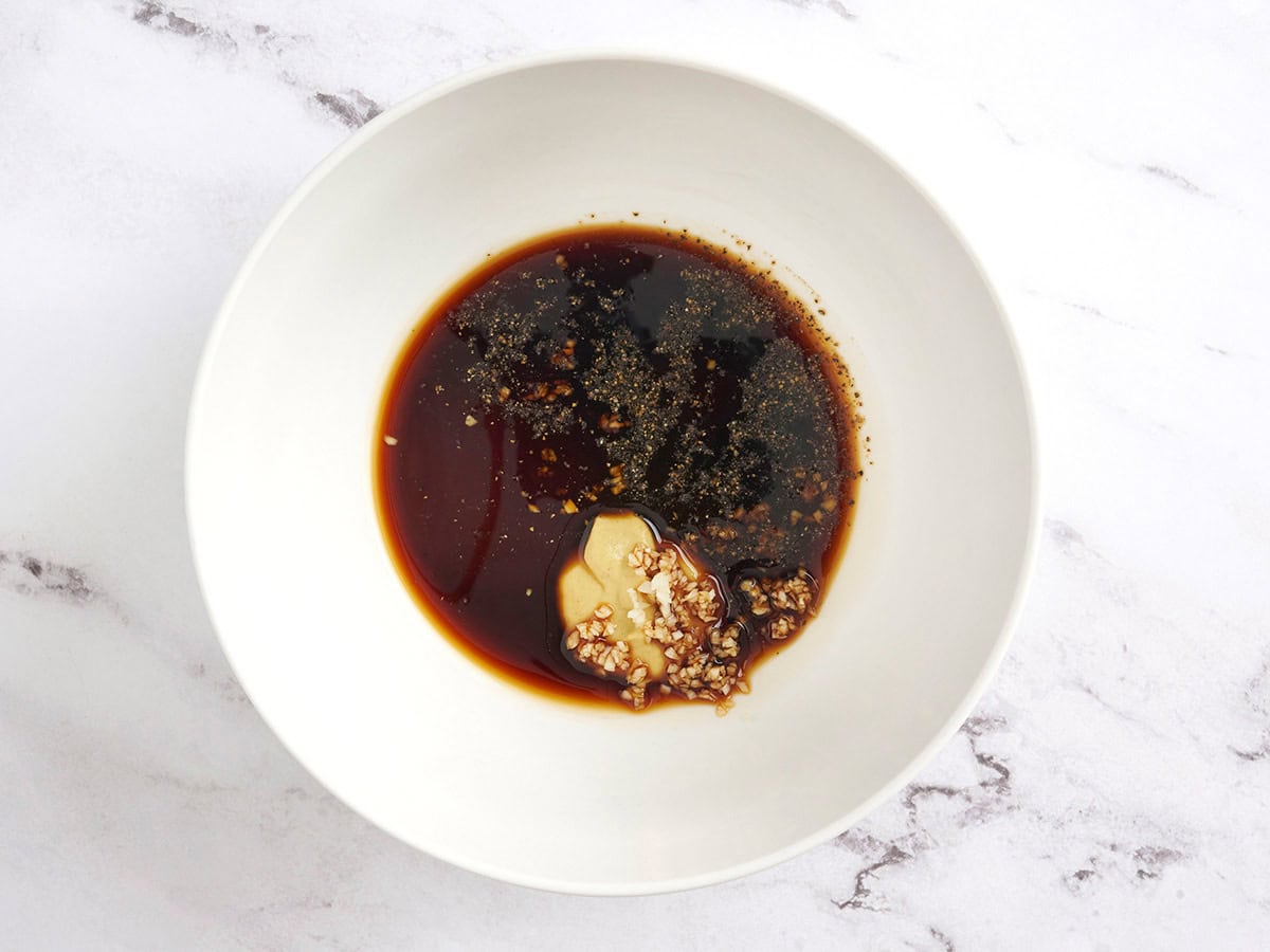 Los ingredientes para una vinagreta balsámica en un tazón.