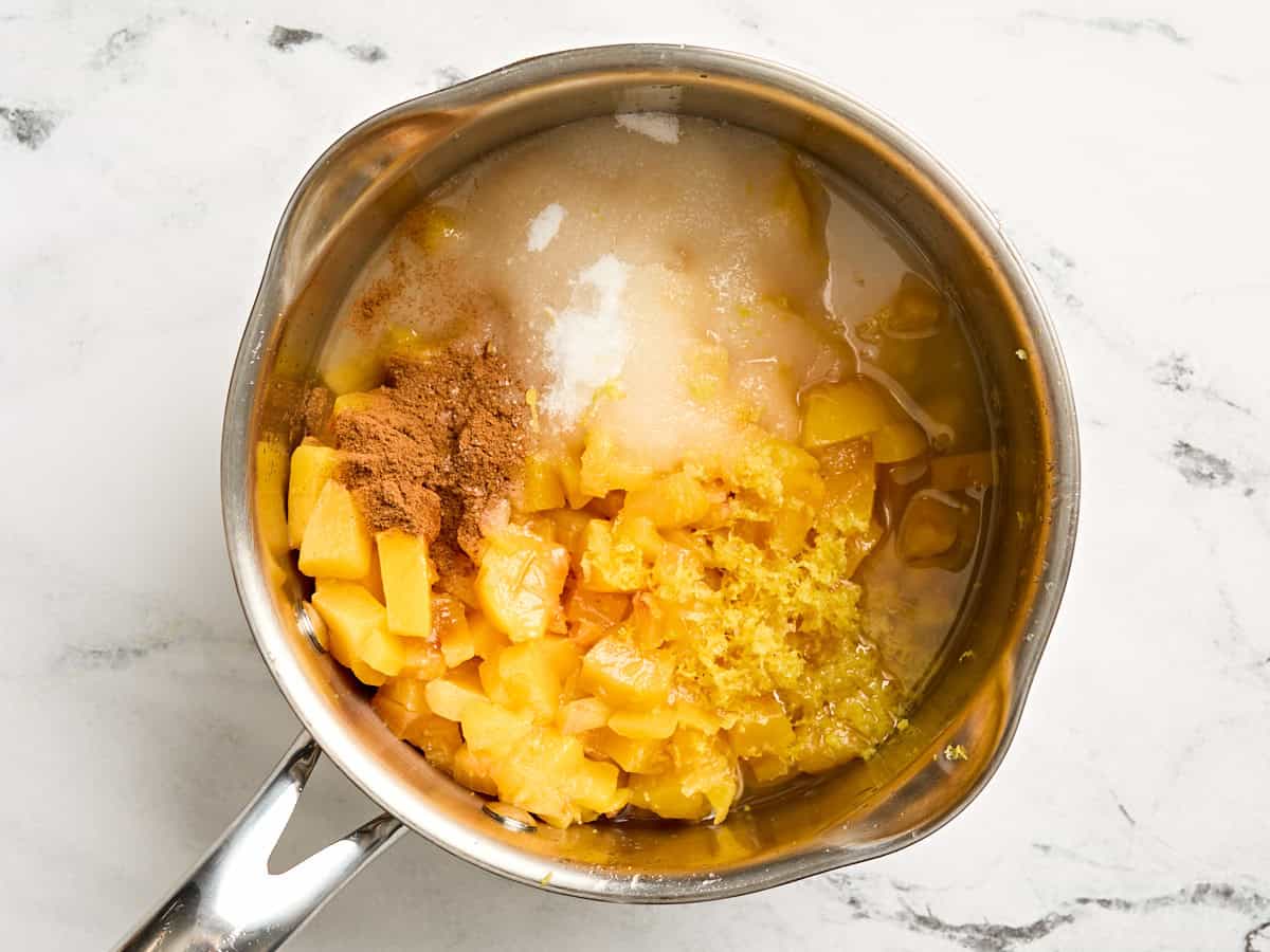 Ingredientes de salsa de durazno en una sartén.