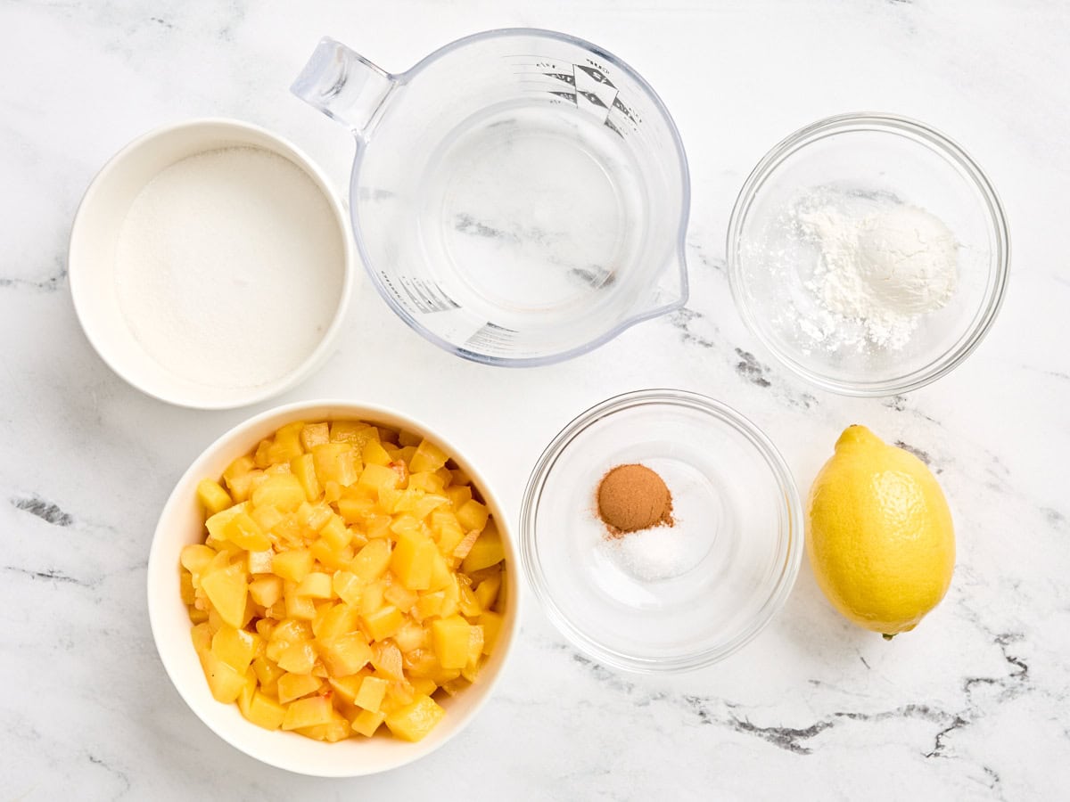 Los ingredientes para hacer salsa de durazno.