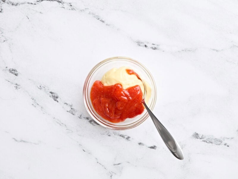 Siracha y Mayo en un tazón pequeño.