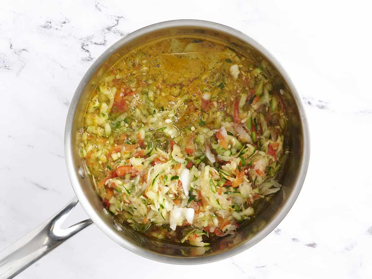 La mezcla de sabor de calabacín en una cacerola.