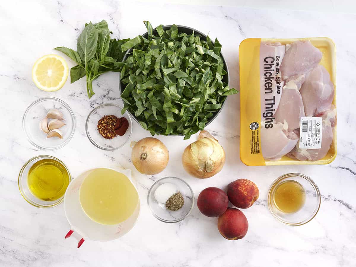 Los ingredientes para hacer pollo y duraznos estofados.