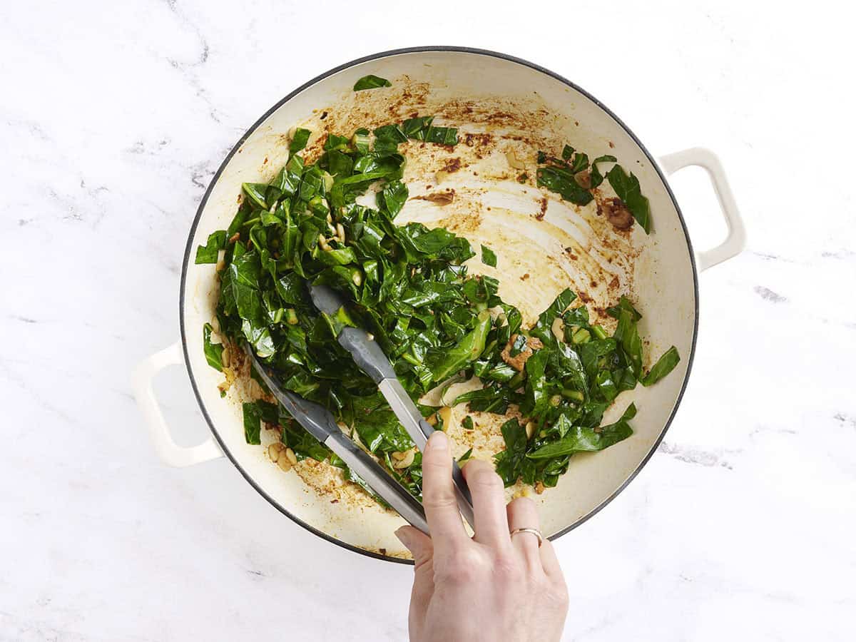 Colegas cocidas con ajo en una sartén.