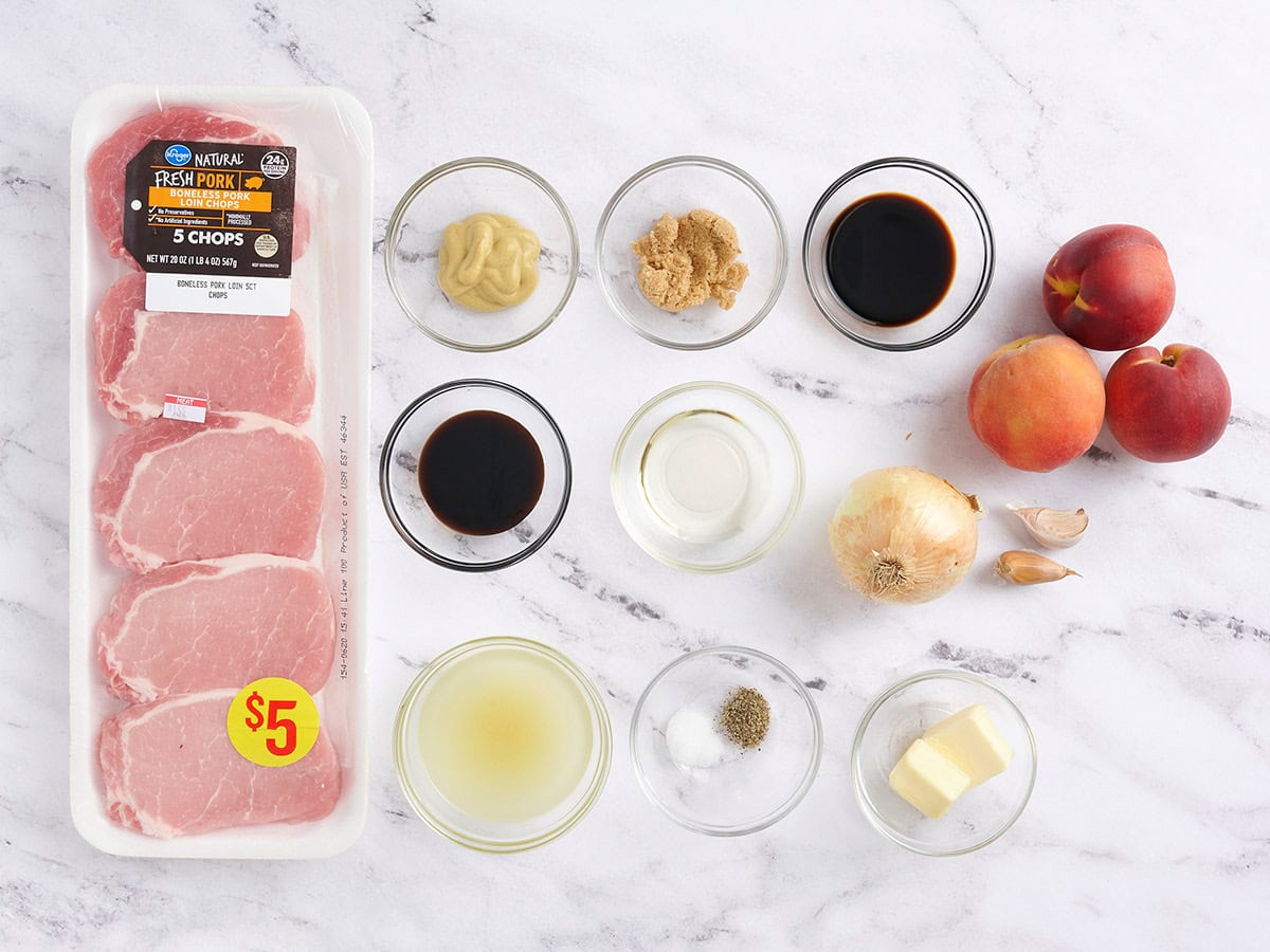 Los ingredientes para las chuletas de cerdo de durazno.