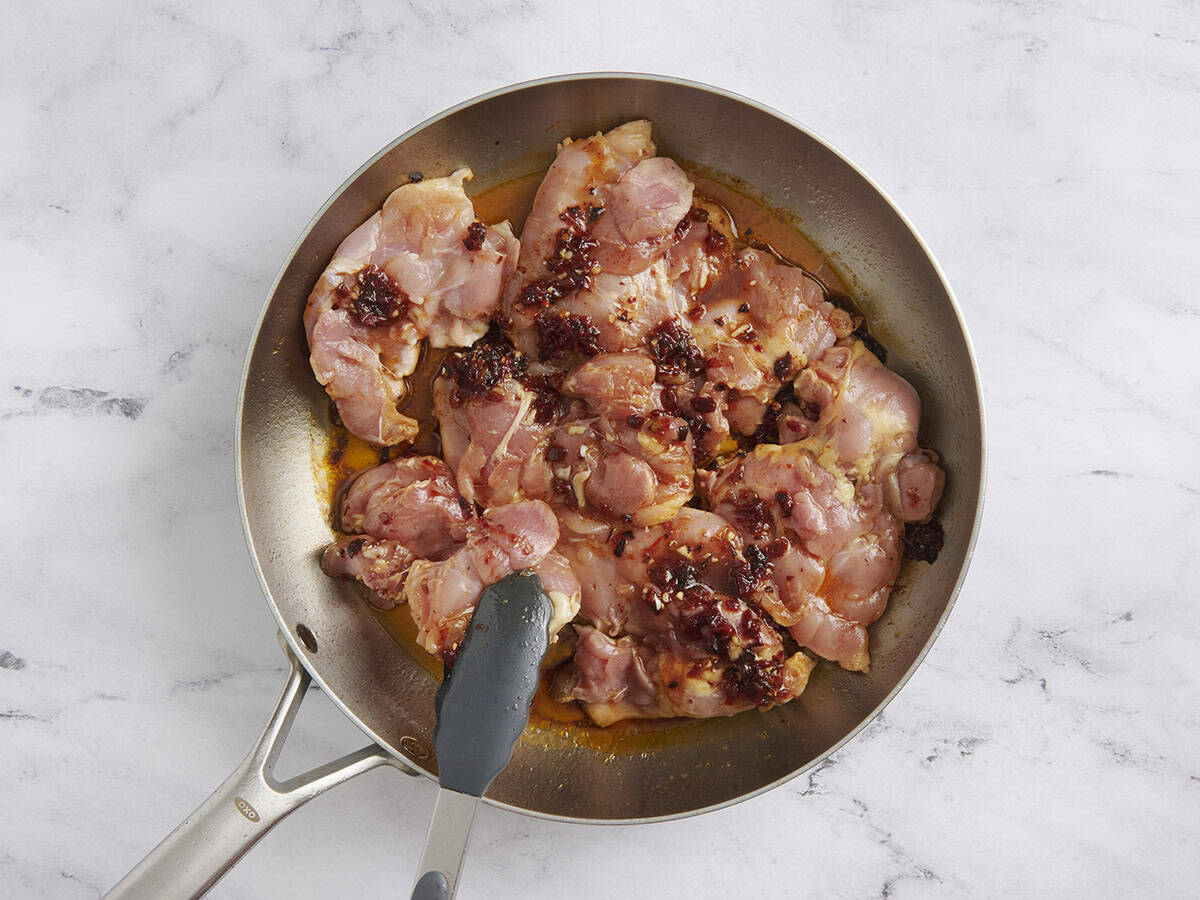 Pollo Chipotle marinado en una sartén.