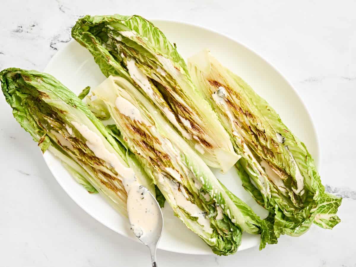 Ensalada de César Romine a la parrilla en una fuente de servicio.