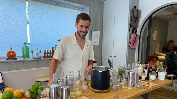 Thomas Bencze da una lección sobre el arte de la fabricación de cócteles (Rosalind McKenzie/PA)