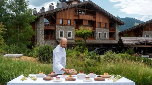 El chef ejecutivo de pastelería Jonathan Chapuy prepara postres para llevar (cuatro temporadas)