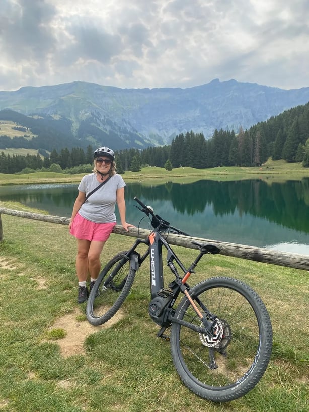 Una bicicleta electrónica en bicicleta por las laderas a la hermosa Lac de Javen (Rosalind McKenzie/PA)