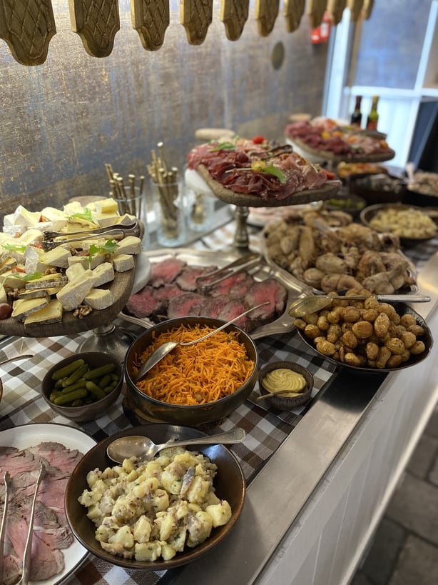 El almuerzo se sirve en Grand Hôtel du Soleil d'Or 