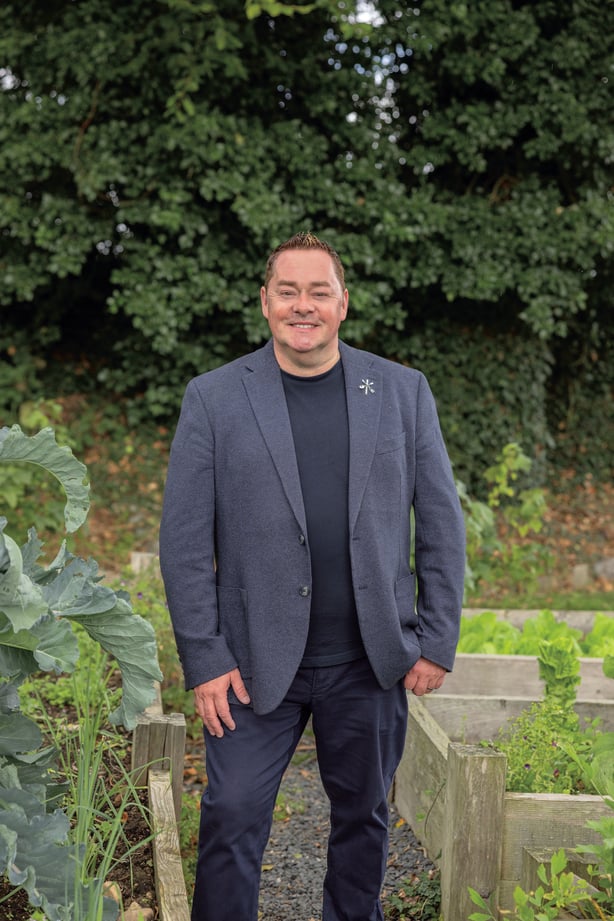 Neven Maguire de pie en un jardín