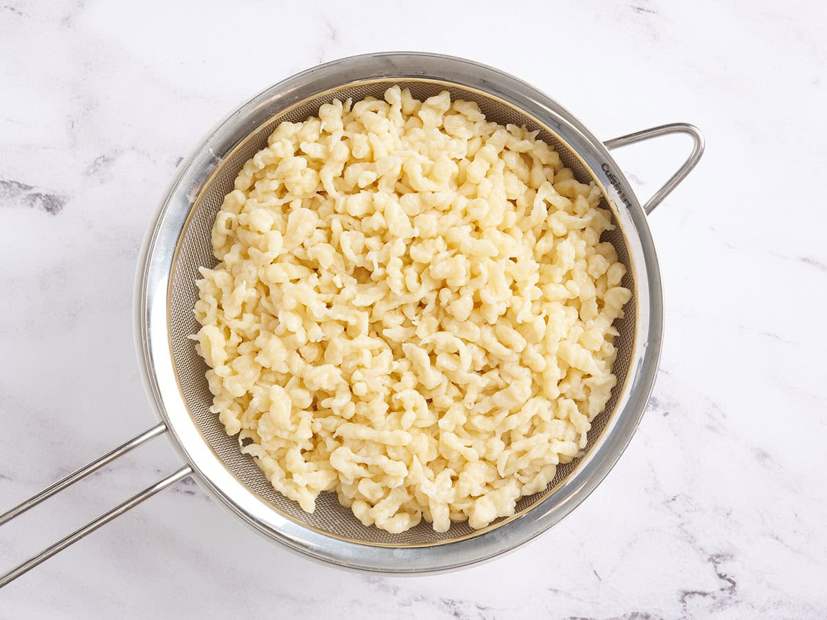 Spaetzle casero en un colador.