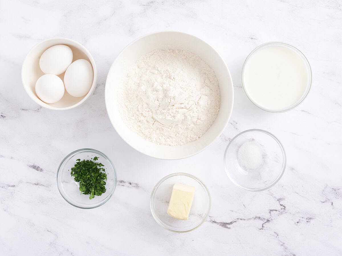 Los ingredientes para hacer spaetzle.
