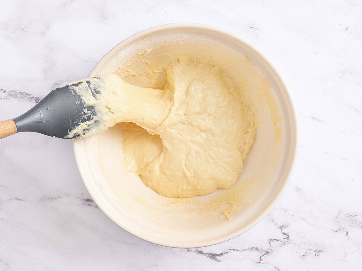 Masa de spaetzle en un tazón.