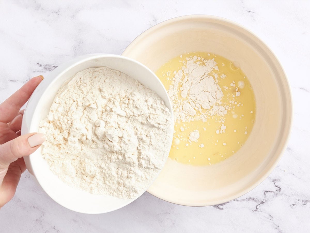 La harina que se vierte en una mezcla de huevo y leche.