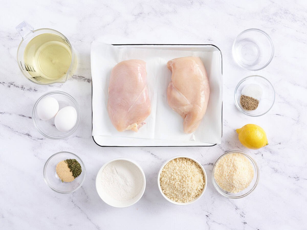 Los ingredientes para hacer un schnitzel de pollo.