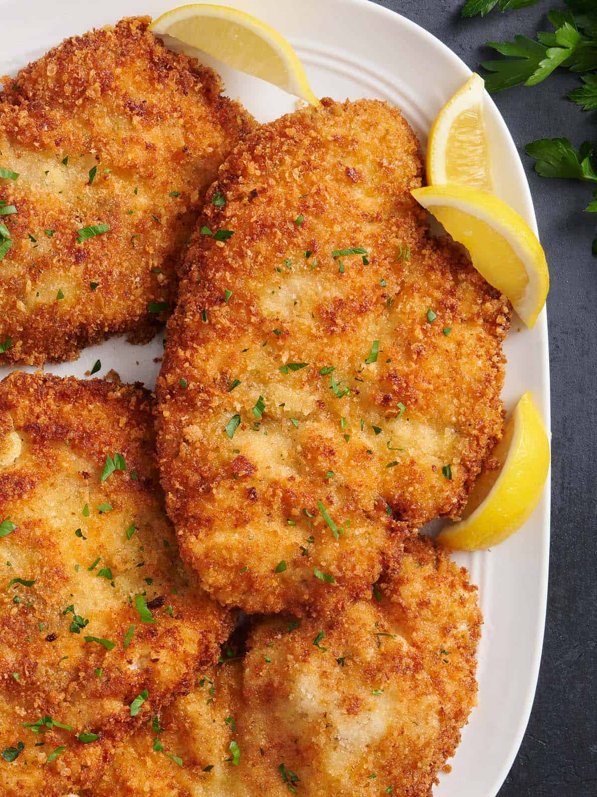 Cerca de la cabeza de Schnitzel de pollo casero en un plato.