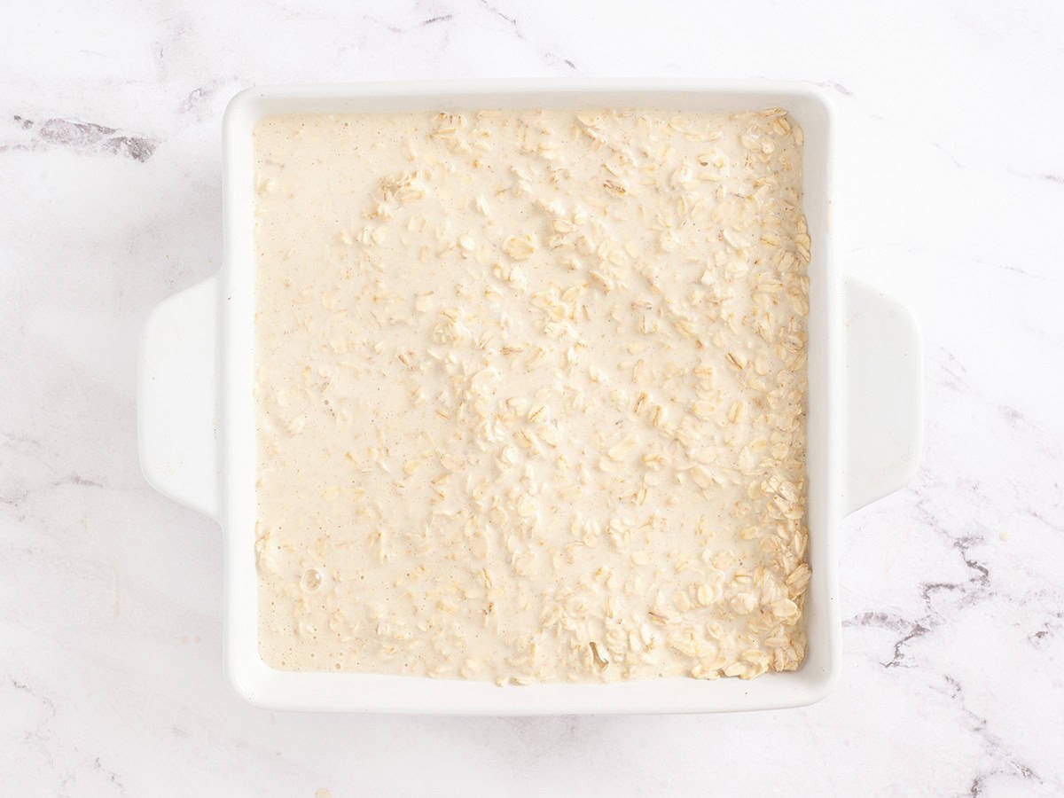 Avena en una fuente para hornear para avena horneada.