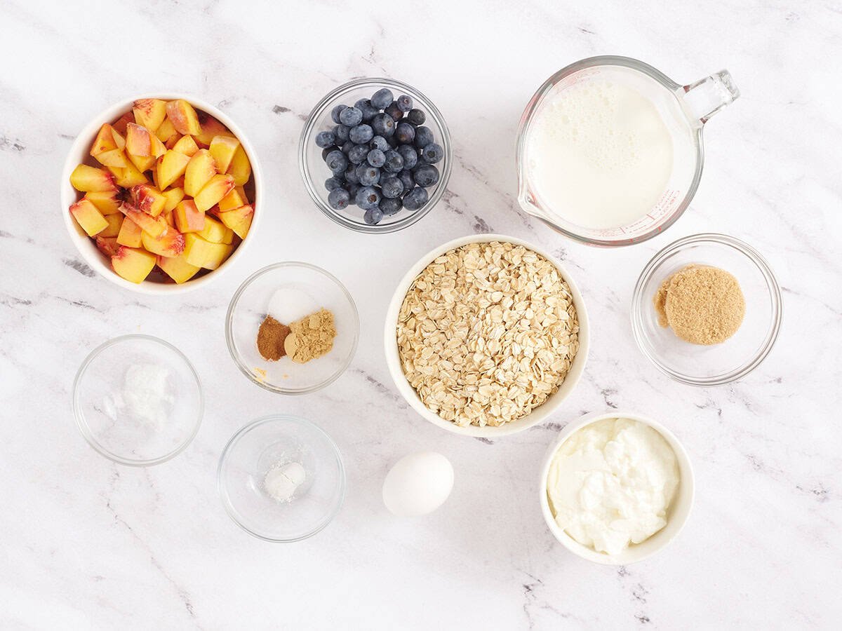 Los ingredientes para hacer avena horneada.