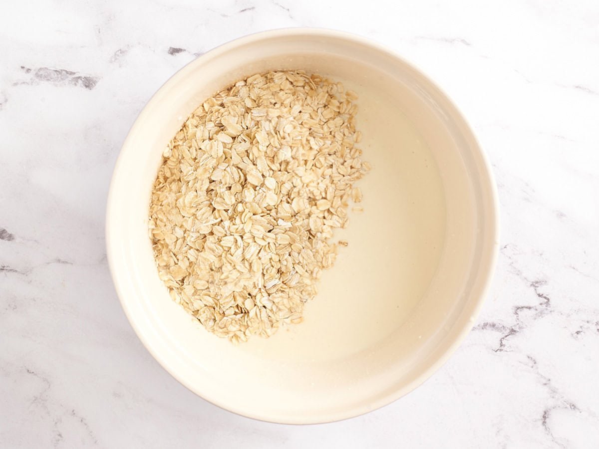 Peaches y arándanos cortados en cubitos en una fuente para hornear.