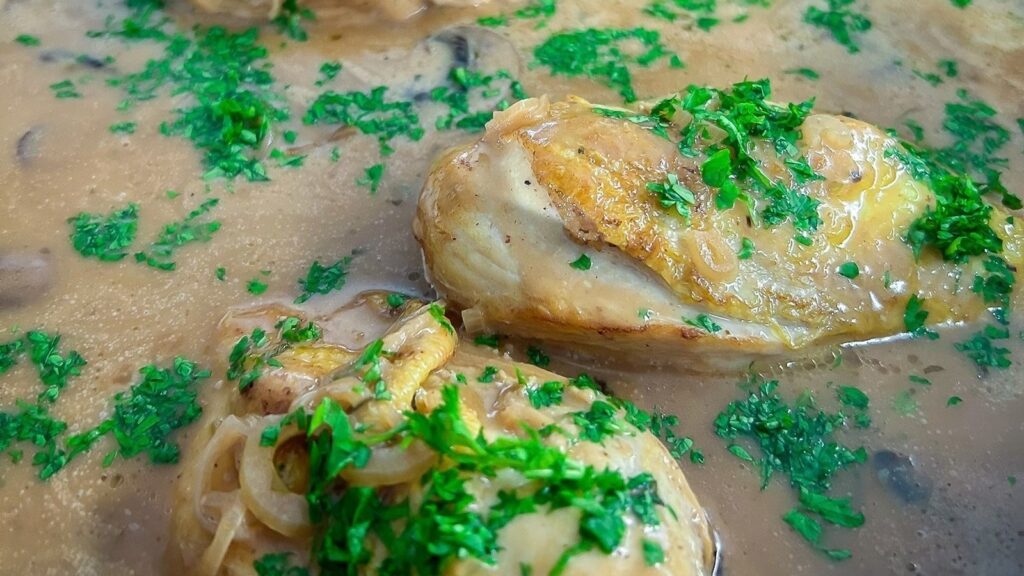 Salsa de pollo de neven lyonnaise con papas trituradas para bebés