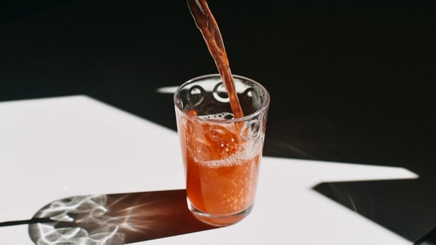 Kombucha vertiendo un vaso para beber.