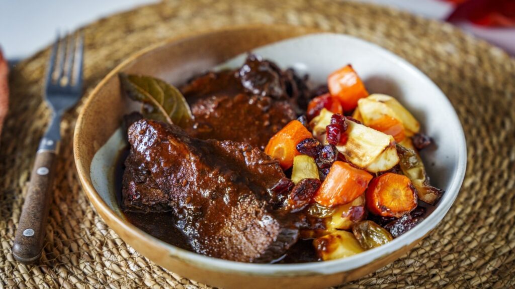 Donal's Festival Kitchen: Robbie's estofada carne de res y tzimmes