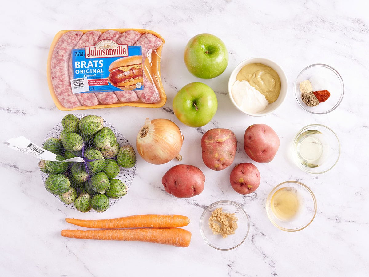 Los ingredientes para hacer mocosos y verduras de la bandeja.