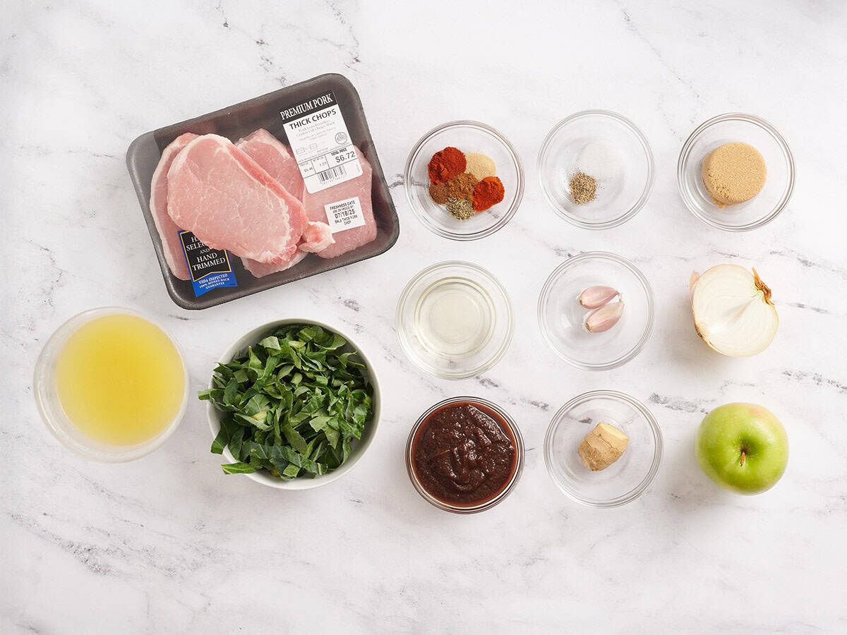 Los ingredientes para las chuletas de cerdo de mantequilla de manzana.