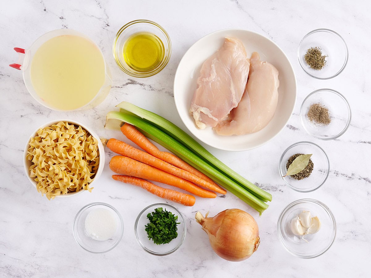 Los ingredientes para hacer sopa casera de fideos de pollo.