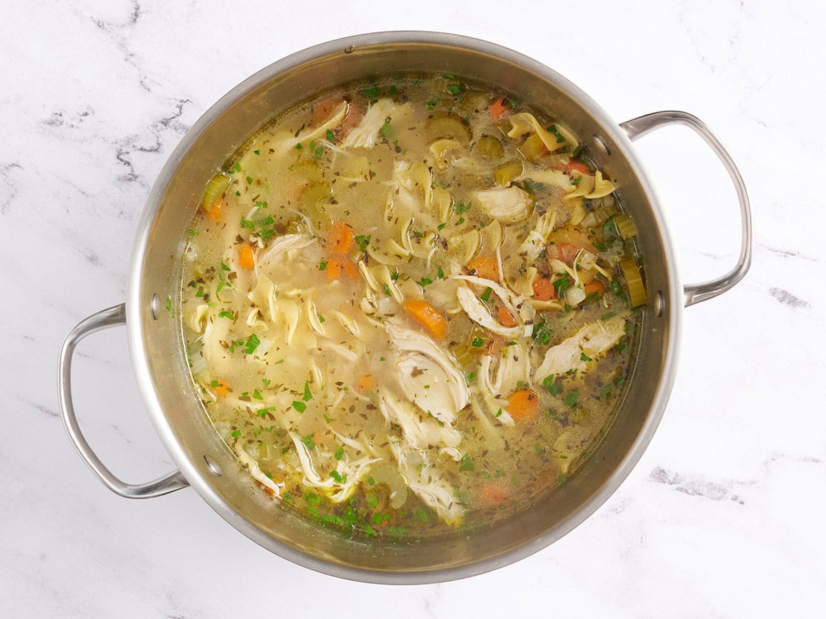 Sopa de fideos de pollo terminada en una olla de sopa.