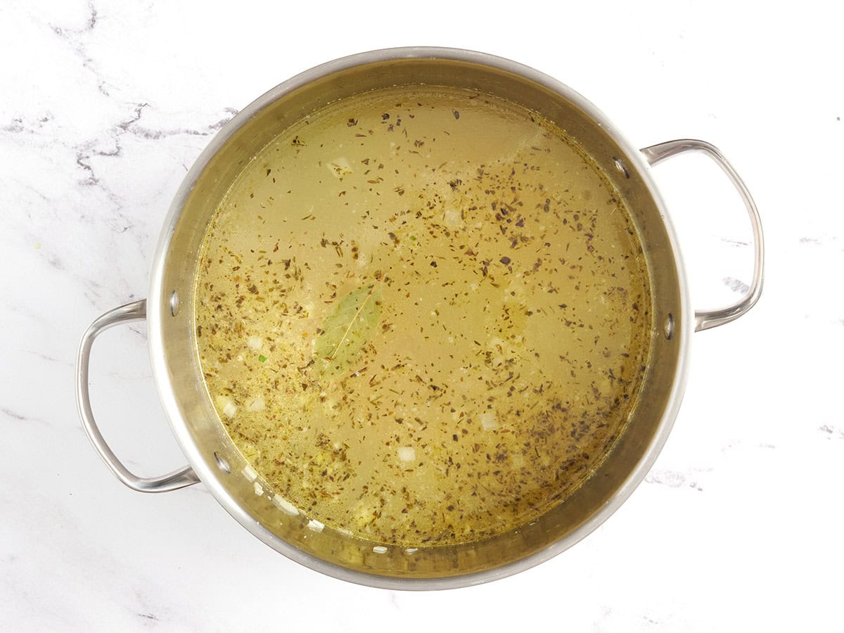 Base de sopa de fideos de pollo antes de hacer fuego lento en una olla de sopa.