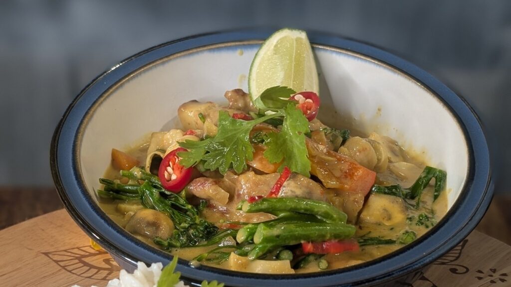 Satay de cerdo de Trisha con jengibre, zanahorias y arroz de coco