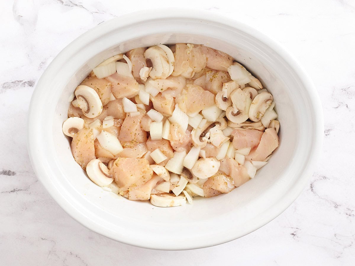 Los ingredientes para el tetrazzini de pollo Crockpot en una olla de cocción lenta.