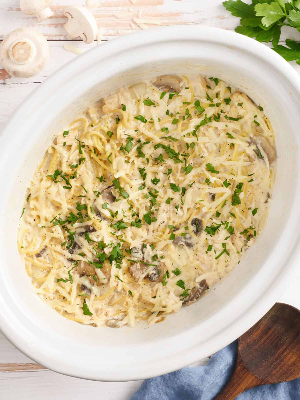 Vista superior del tetrazzini de pollo Crockpot en una olla de cocción lenta.