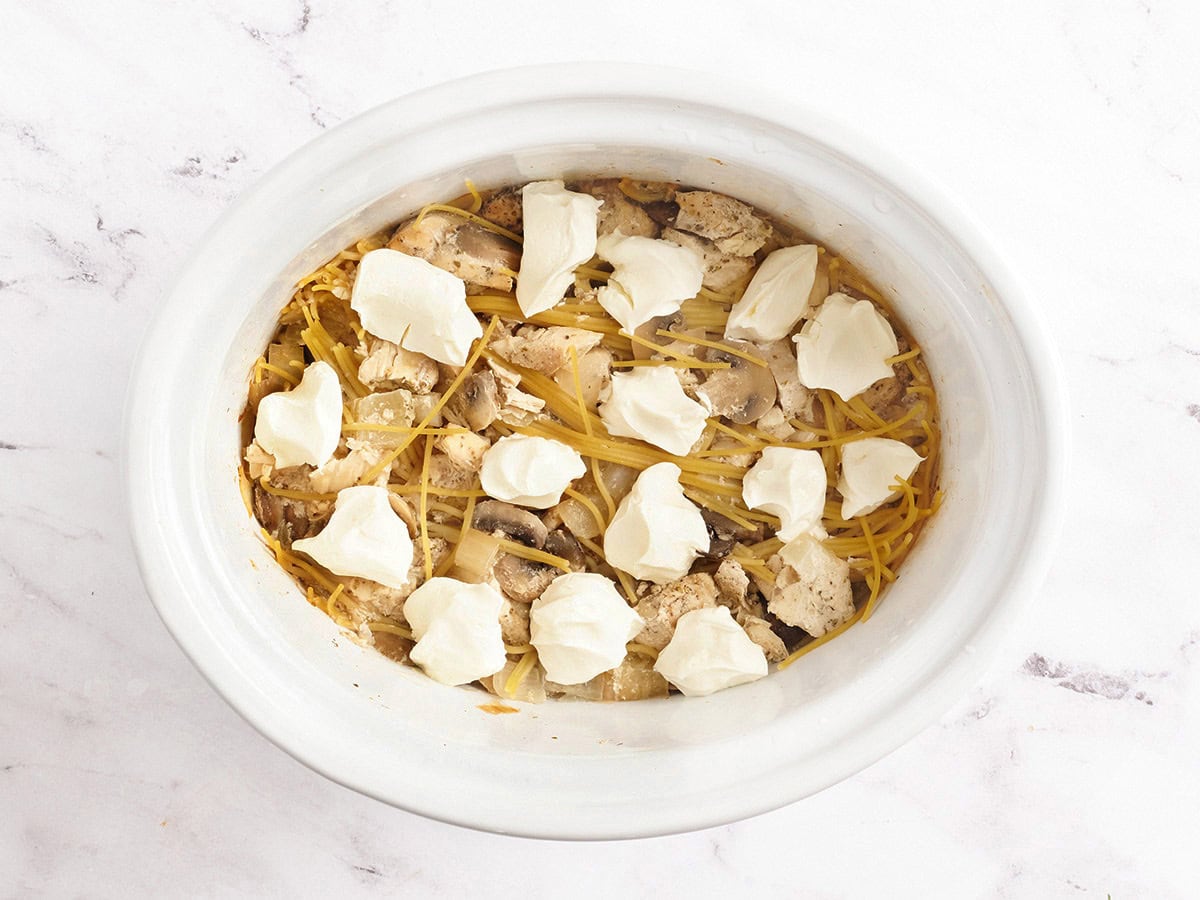 Un tetrazzini de pollo Crockpot después de que los fideos se han cocinado.
