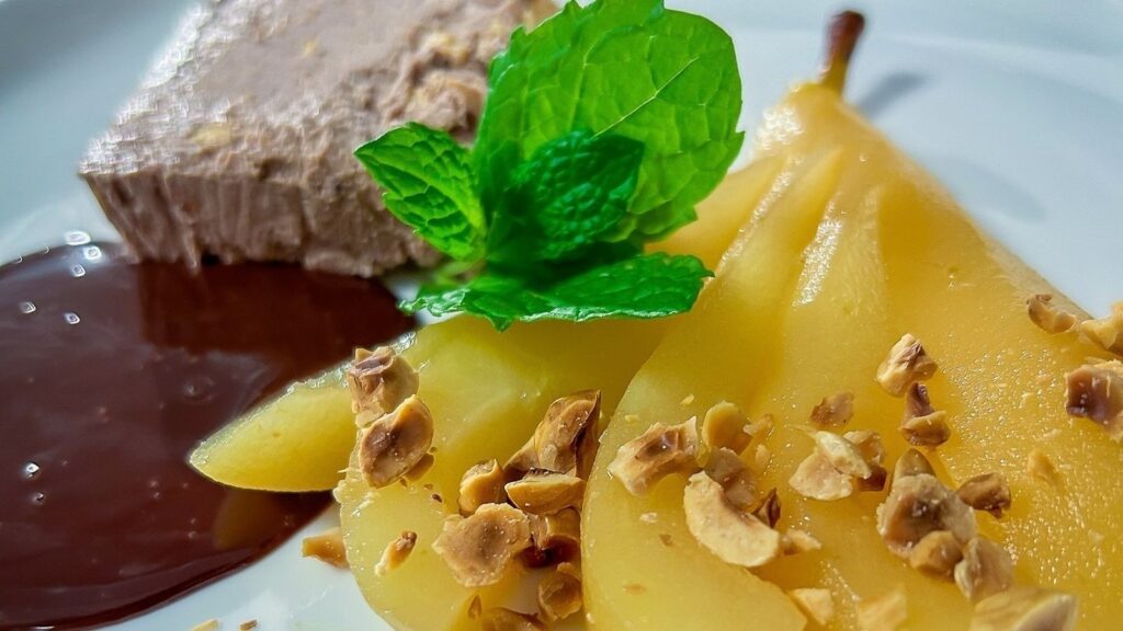 Helado de Vanilla y Hazelnut No-Churn con peras escalfadas y salsa de chocolate