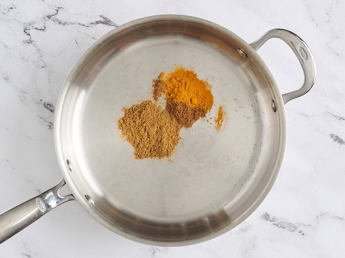 Especias secas en una sartén.