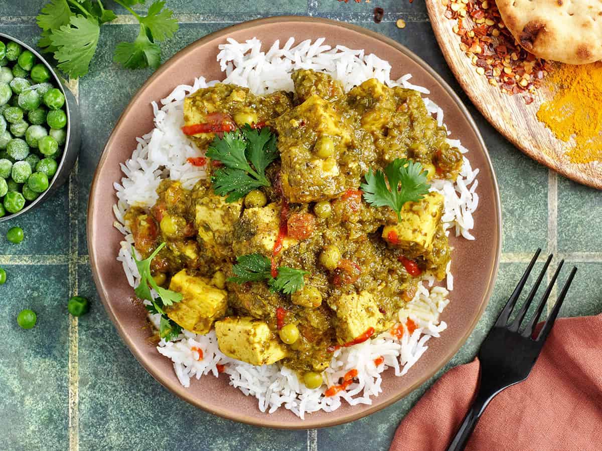 Vista superior de un tofu vegano en un plato con arroz blanco.