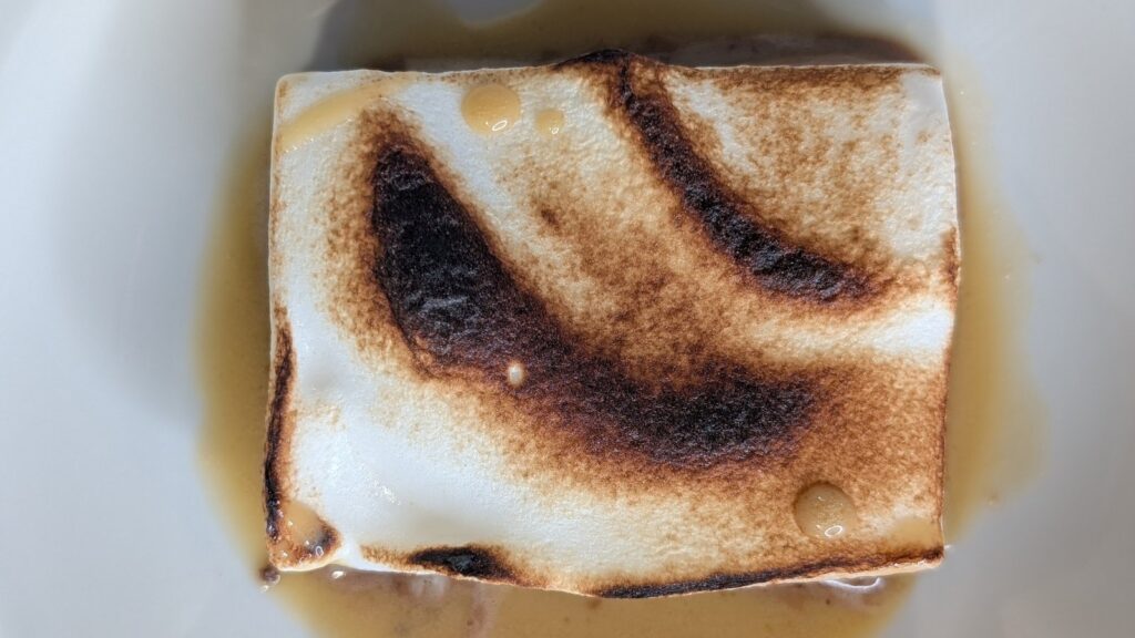 Pastel de mousse de chocolate de Kevin Aherne con malvado tostado